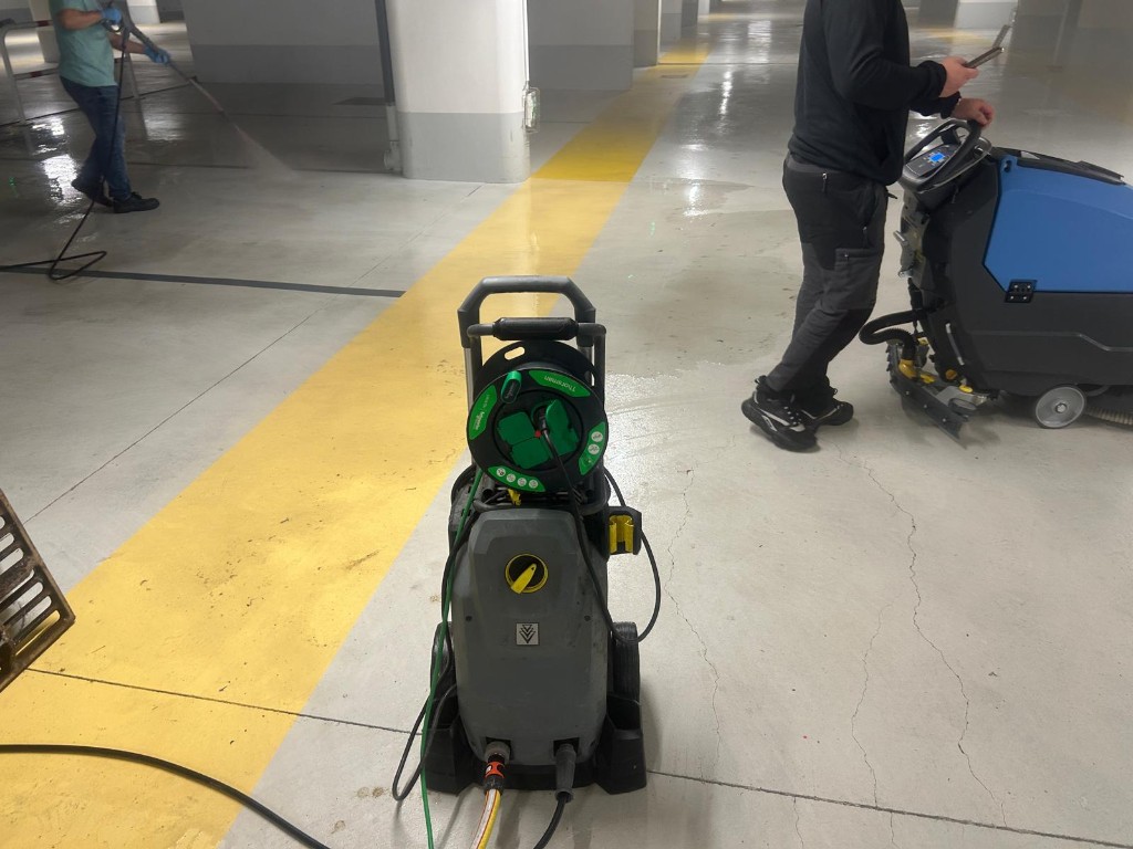 Nettoyage parking souterrain avec autolaveuse et haute pression